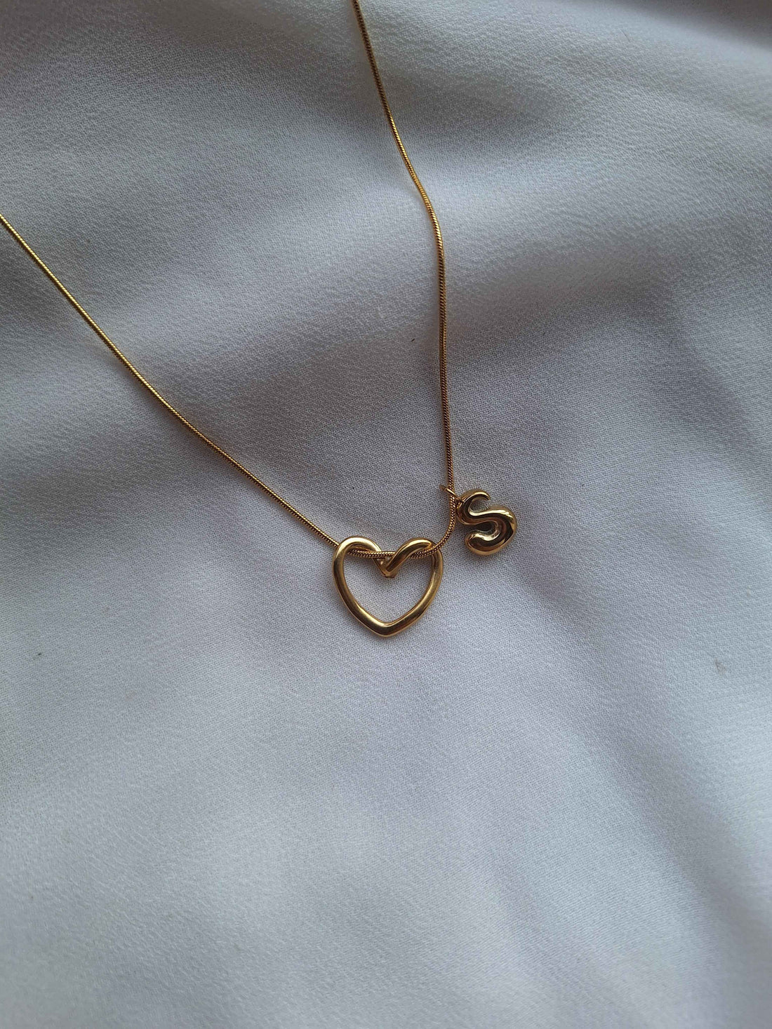 S Heart Neckchain: Embrace Style Affordably with Anti-Tarnish Charm for Everyday Wear