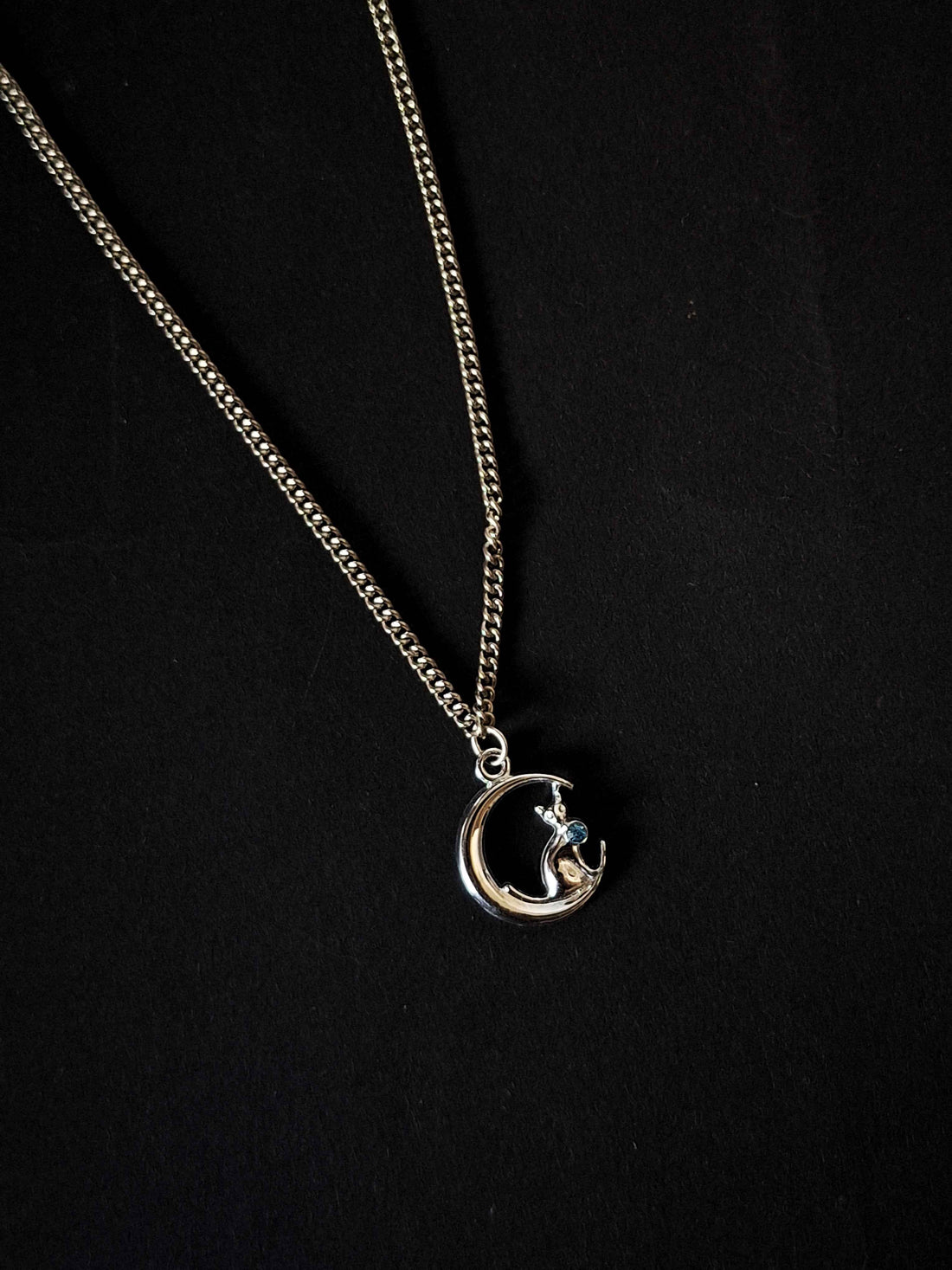 Moonlit Elegance Awaits: Discover the Stylish and Affordable Deer Moon Neckchain