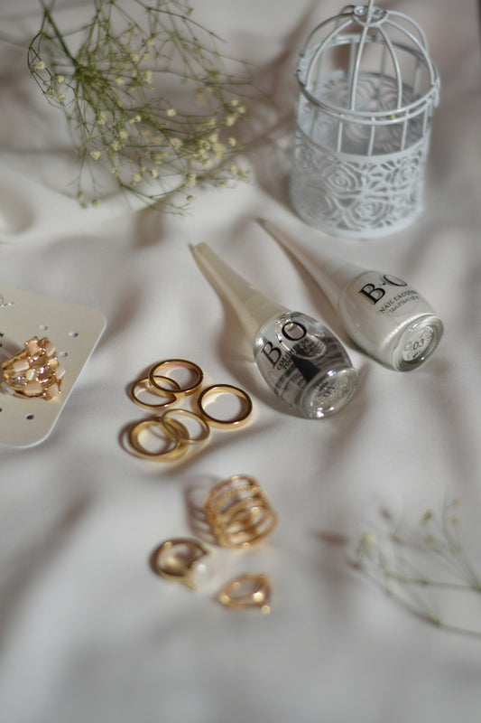 A table topped with lots of different types of jewelry