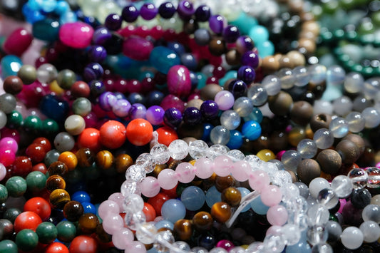 A close up of a bunch of beads