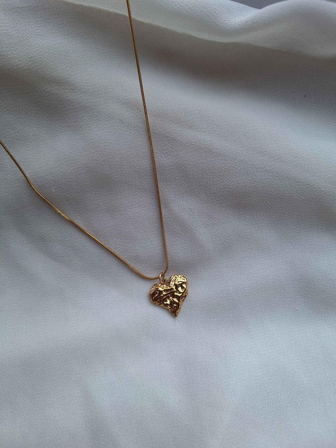 Textured Heart Chain Everyday Elegance: Why This High-Quality Click Shines in Any Style